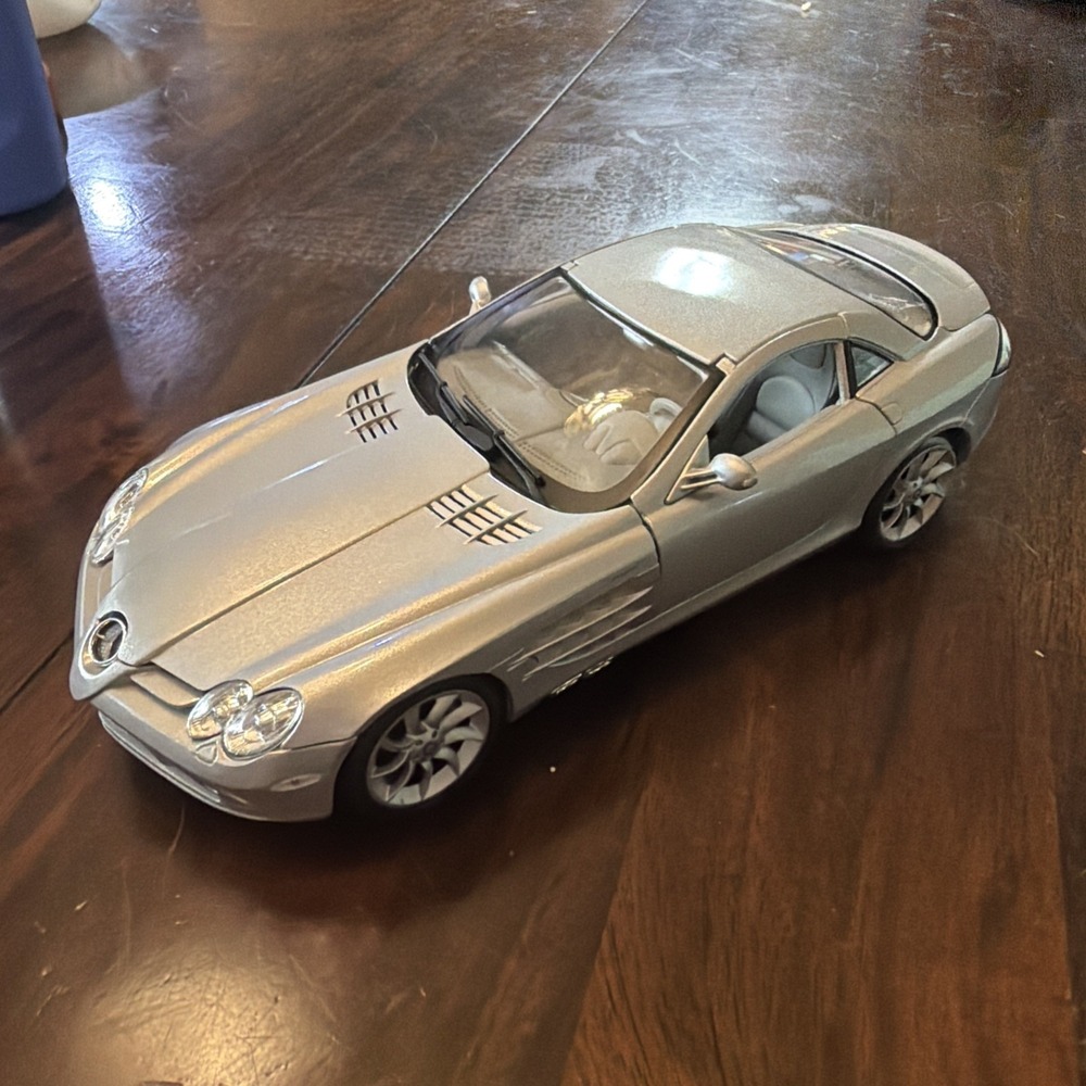 Maisto Edition 1:18 Mercedes-Benz SLR McLaren Die-Cast